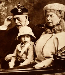 Re Giorgio e la Regina Maria in carrozza verso la chiesa con la loro nipote, la Principessa Margaret, anni 